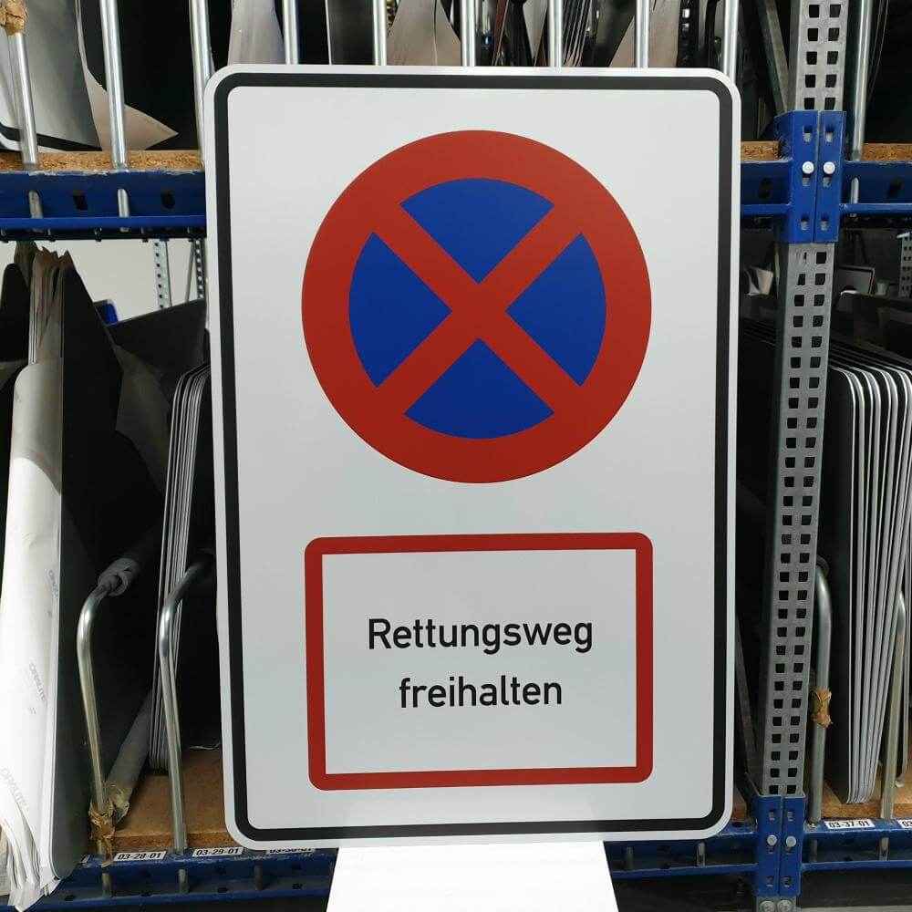 HDV-absolutes-halteverbot-rettungsweg-freihalten-ra-900-x-600-mm-1