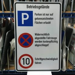HER-betriebsgelaende-parkplatz-halteverbot-geschwindigkeit-10-km-h-ra-900x600-mm-1