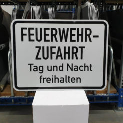 HFT-feuerwehrschild-vz-2433-feuerwehrzufahrt-tag-nacht-freihalten-ra-450x600-mm-1