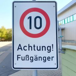 HMR-geschwindigkeit-10-km-h-achtung-fussgaenger-ra-900x600-mm-1