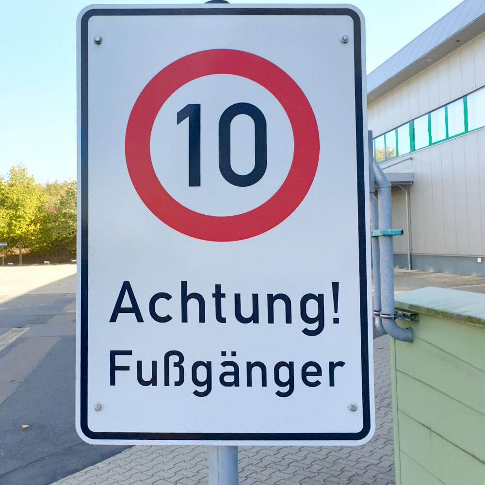 HMR-geschwindigkeit-10-km-h-achtung-fussgaenger-ra-900x600-mm-1