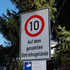 HMW-geschwindigkeit-10-km-h-auf-dem-gesamten-betriebsgelaende-ra-900x600-m-4