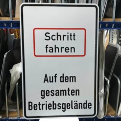 HNP-hinweisschild-schritt-fahren-auf-dem-gesamten-betriebsgelaende-ra-900x600-mm-1