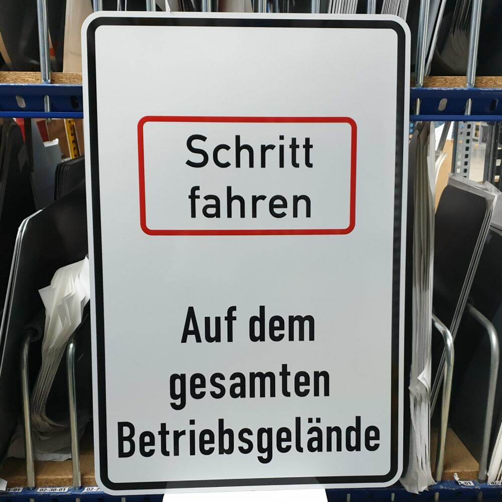 HNP-hinweisschild-schritt-fahren-auf-dem-gesamten-betriebsgelaende-ra-900x600-mm-1