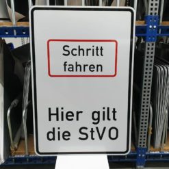 HNR-hinweisschild-schritt-fahren-hier-gilt-die-stvo-ra-900x600-mm-1