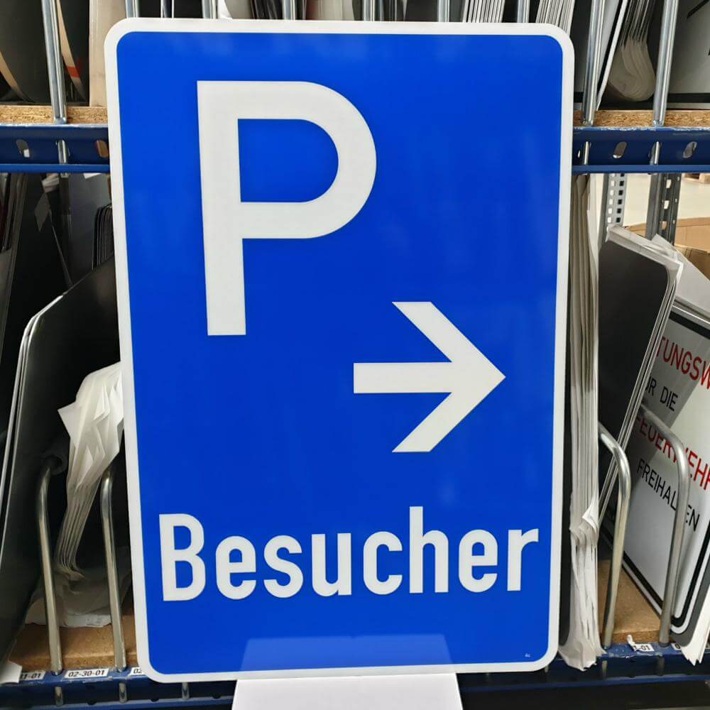 HON-richtzeichen-parken-besucher-in-fahrtrichtung-rechts-ra-900-x-600-mm-1