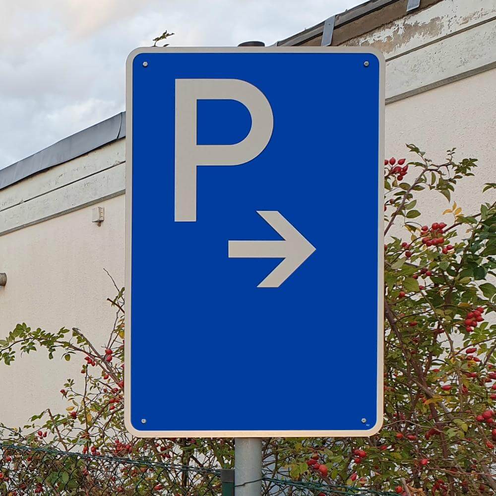 HOT-richtzeichen-parken-in-fahrtrichtung-rechts-retroreflektierend-ra-900-x-600-mm-1