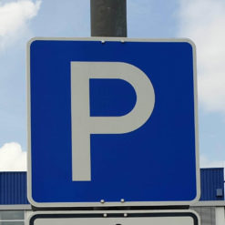 HQR-richtzeichen-vz-314-parken-retroreflektierend-600-x-600-mm-1