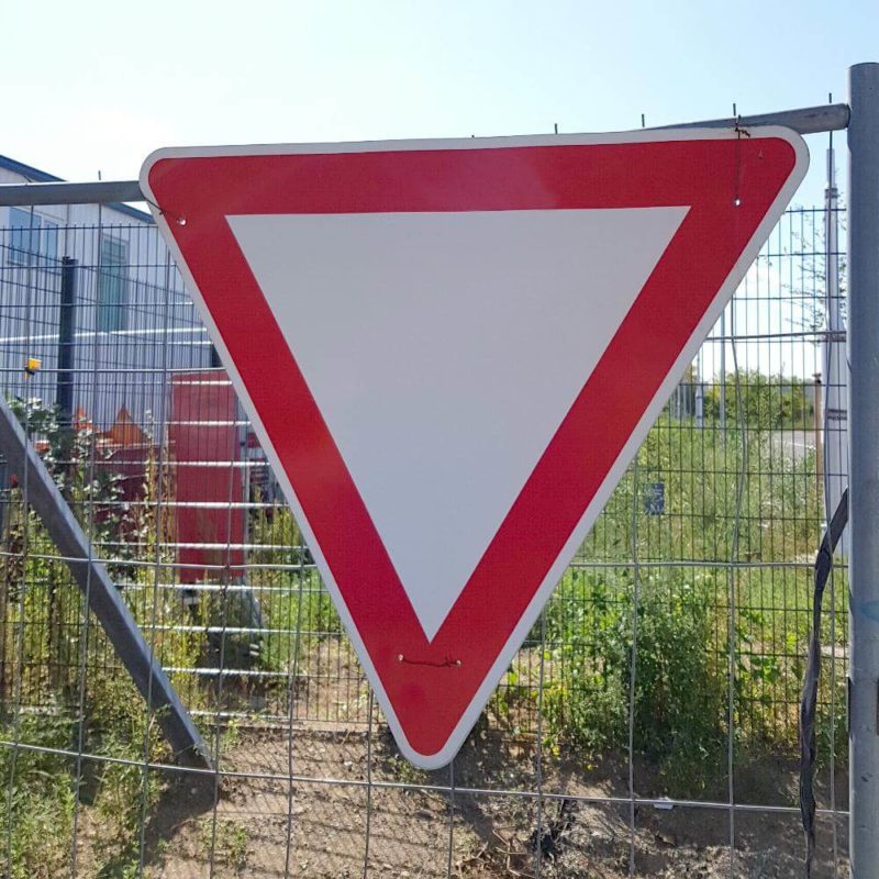 Vorschriftzeichen VZ 205, Vorfahrt gewähren VerkehrsschilderDiscounter