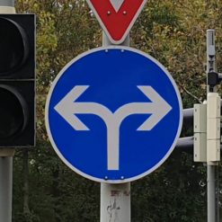 IBY-vorschriftzeichen-vz-214-30pfeil-fahrtrichtung-rechts-oder-links-ra1-600mm-1