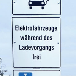 INJ-zusatzzeichen-vz-1026-60-elekt-fahrzeuge-ladevorgang-frei-reflex-600x600mm-1