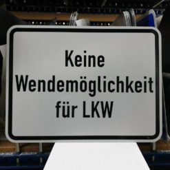 IOC-zusatzzeichen-vz-2425-fuer-lkw-keine-wendemoeglichkeit-retroreflektierend-450x600mm-1