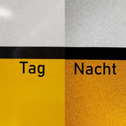 IPC-verkehrsschild-reflexion-weiss-gelb-tag-und-nacht-anschauungsbeispiel