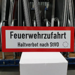 HGM-feuerwehrschild-vz-2446-feuerwehrzufahrt-haltverbot-nach-stvo-ra-210x594-mm-1