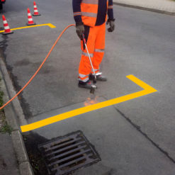 FPS-premark-fahrbahnstreifen-fuer-strassen-und-verkehrswege-gelb-praxis