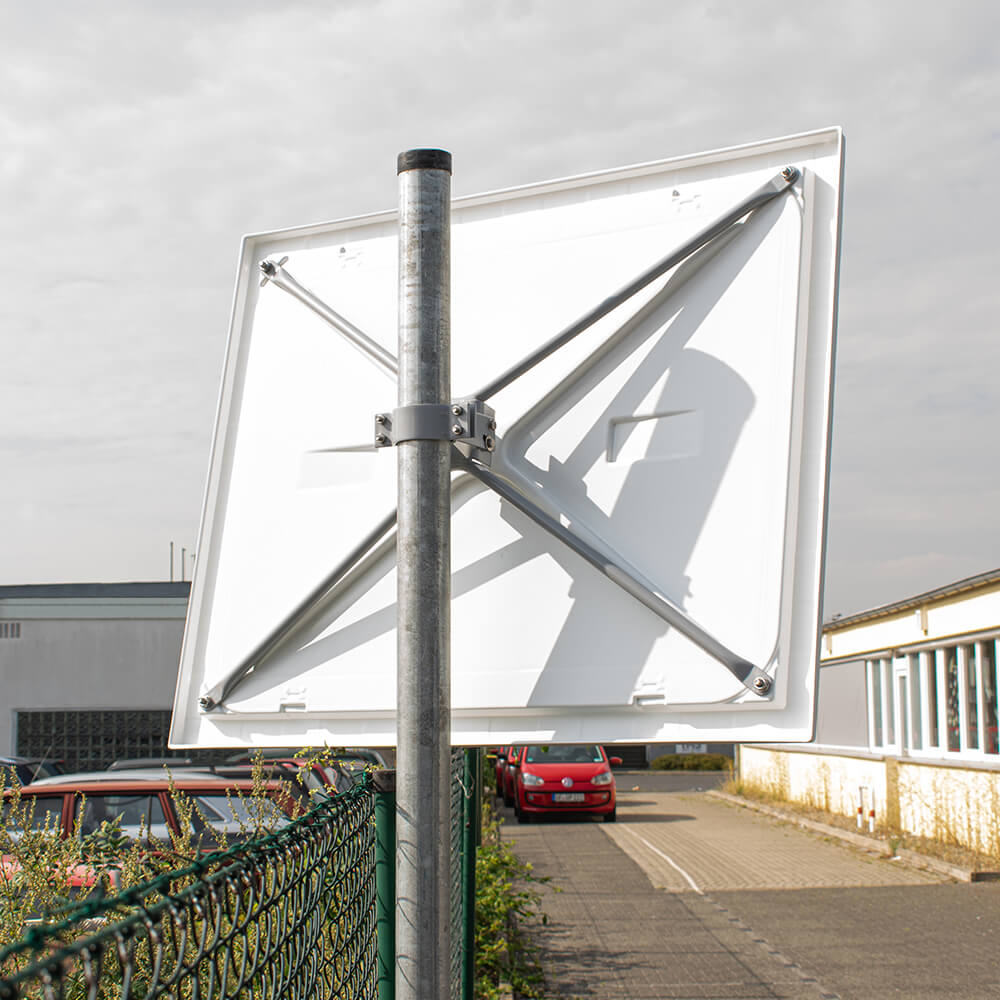 MQE-verkehrsschild-diamond-mit-rohrschelle-rot-weiss-100-x-80-cm-rueckseite-praxis