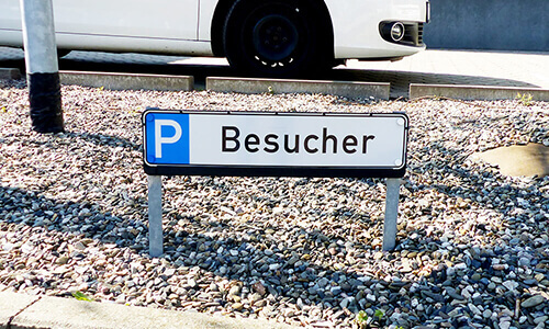 Parkplatzreservierungsschild-besucher-set-zum-einschlagen-praxisbild