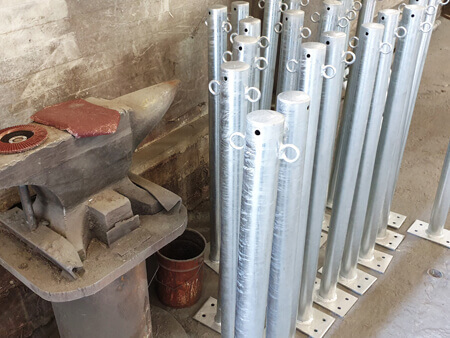 rammschutzpfosten-stahl-zum-herausnehmen-2-oesen-rotweis-feuerverzinkt