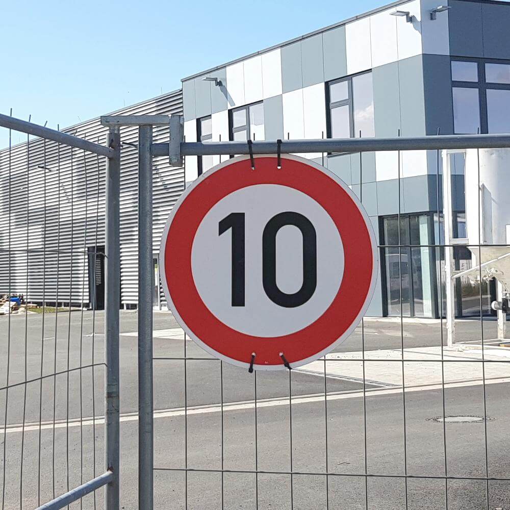 Komplett-Set 10kmh: 10kmh-Schild, Hier gilt die StVO, 3m Einbetonier-Pfosten