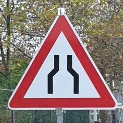 HJN-gefahrzeichen-vz-120-verengte-fahrbahn-retroreflektierend-ra1-sl-630-mm-1