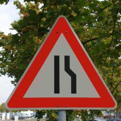 HJS-gefahrzeichen-vz-121-10-einseitig-verengte-fahrbahn-verengung-rechts-ra1-sl-630mm-1