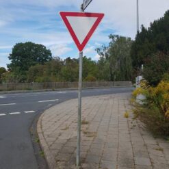 HZA-vorschriftzeichen-vz-205-vorfahrt-gewaehren-retroreflektierend-ra1-sl-900-mm-2