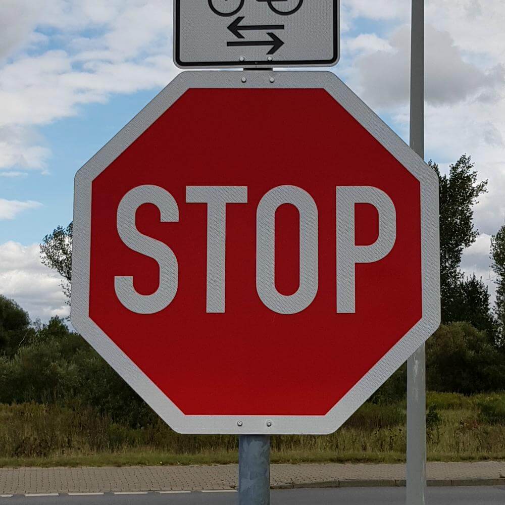 IAC-vorschriftzeichen-vz-206-halt-vorfahrt-gewaehren-retroreflektierend-ra1-900x900mm-1