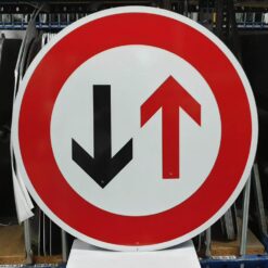 IAK-vorschriftzeichen-vz-208-vorrang-des-gegenverkehrs-retroreflektierend-600mm-1