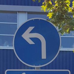 IAO-vorschriftzeichen-vz-209-10-vorgeschriebene-fahrtrichtung-links-ra1-600-mm-2