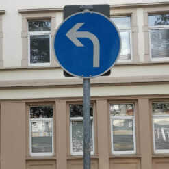 IAQ-vorschriftzeichen-vz-209-10-vorgeschriebene-fahrtrichtung-links-ra1-600-mm-4