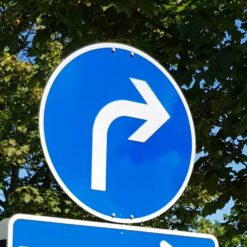 IBF-vorschriftzeichen-vz-209-vorgeschriebene-fahrtrichtung-rechts-ra1-600-mm-1