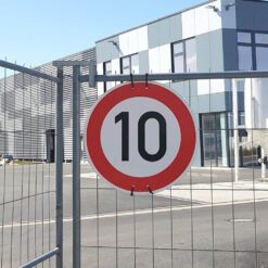 Komplett-Set 10kmh: 10kmh-Schild, 3m Einbetonier-Pfosten und Schild Befestigung