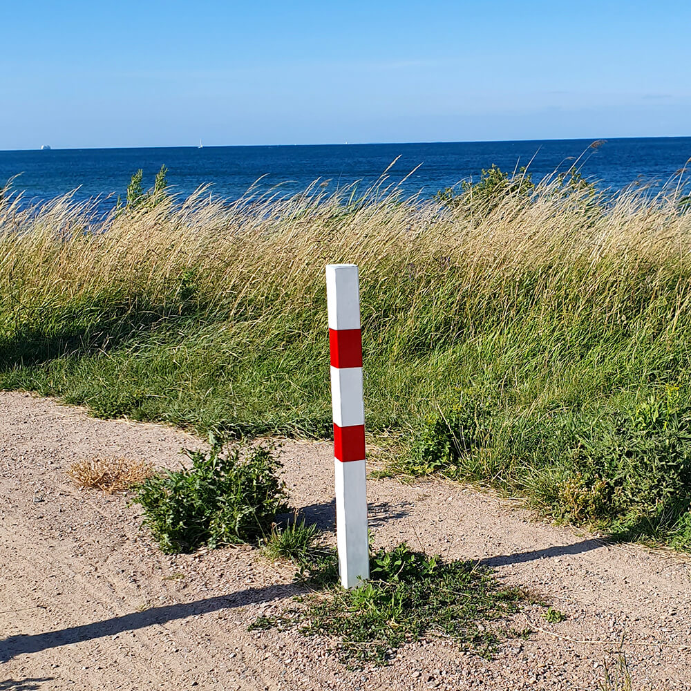 Sperrpfosten, Dreikantschloss, Einbetonieren, ohne Kettenöse, rot/weiß, 7 x 7 cm