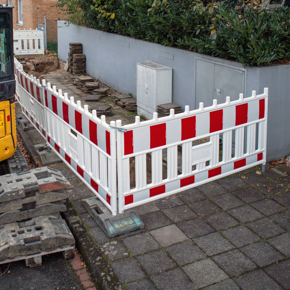 StVO-Sperr-Set, 2 m FUTURE Schrankenzaun, Fußplatten + 5 Blitzleuchten Rot, RA2