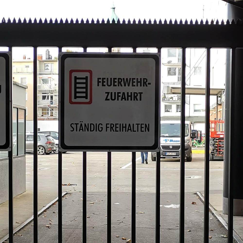 Feuerwehrschild VZ 2449, Feuerwehrzufahrt - ständig freihalten quadratisch