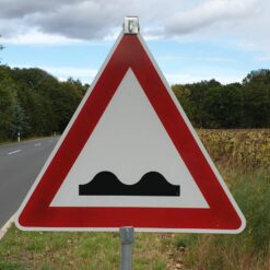 Gefahrzeichen VZ 112, Unebene Fahrbahn, retroreflektierend