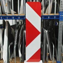 Verkehrseinrichtung VZ 605-21, Pfeilbake Aufstellung links (rechtsweisend)