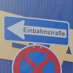 Vorschriftzeichen VZ 220-10, Einbahnstraße – linksweisend