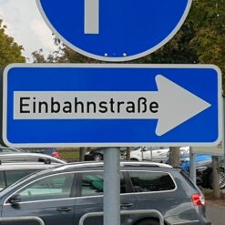 Vorschriftzeichen VZ 220-20, Einbahnstraße – rechtsweisend