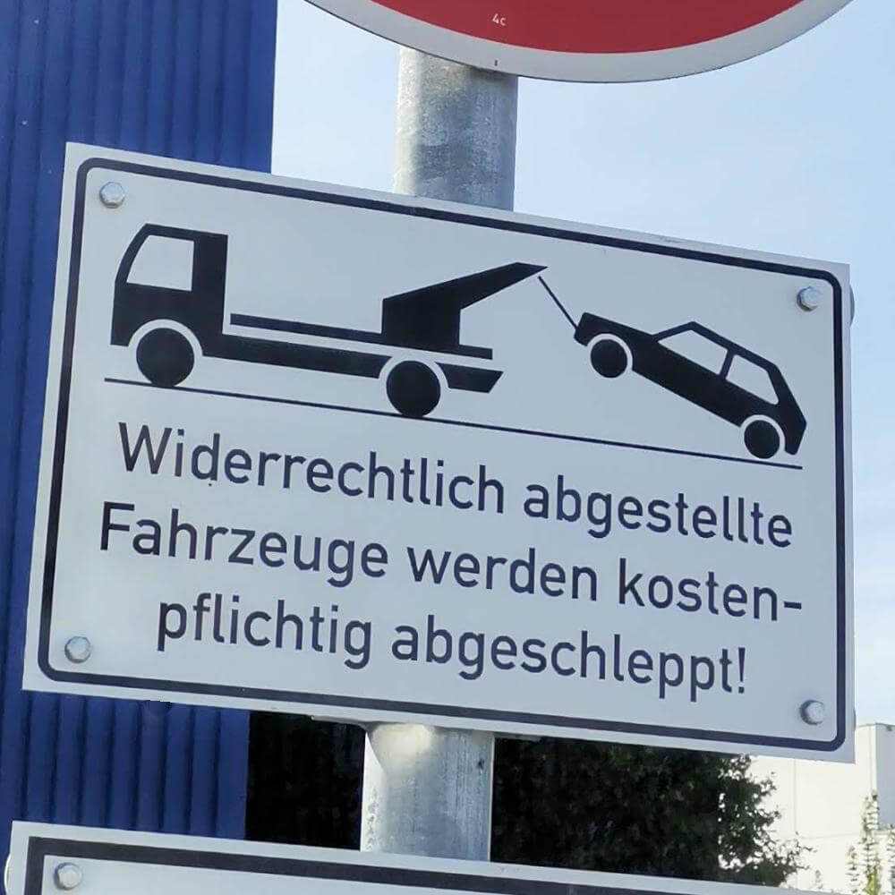 Widerrechtlich abgest. Fahrz. werden kostenpfl. abgeschleppt