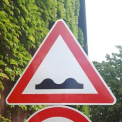 Bodenschwellen-Hinweisschild-Set zum Einbetonieren mit 1 von 4 Verkehrsschildern