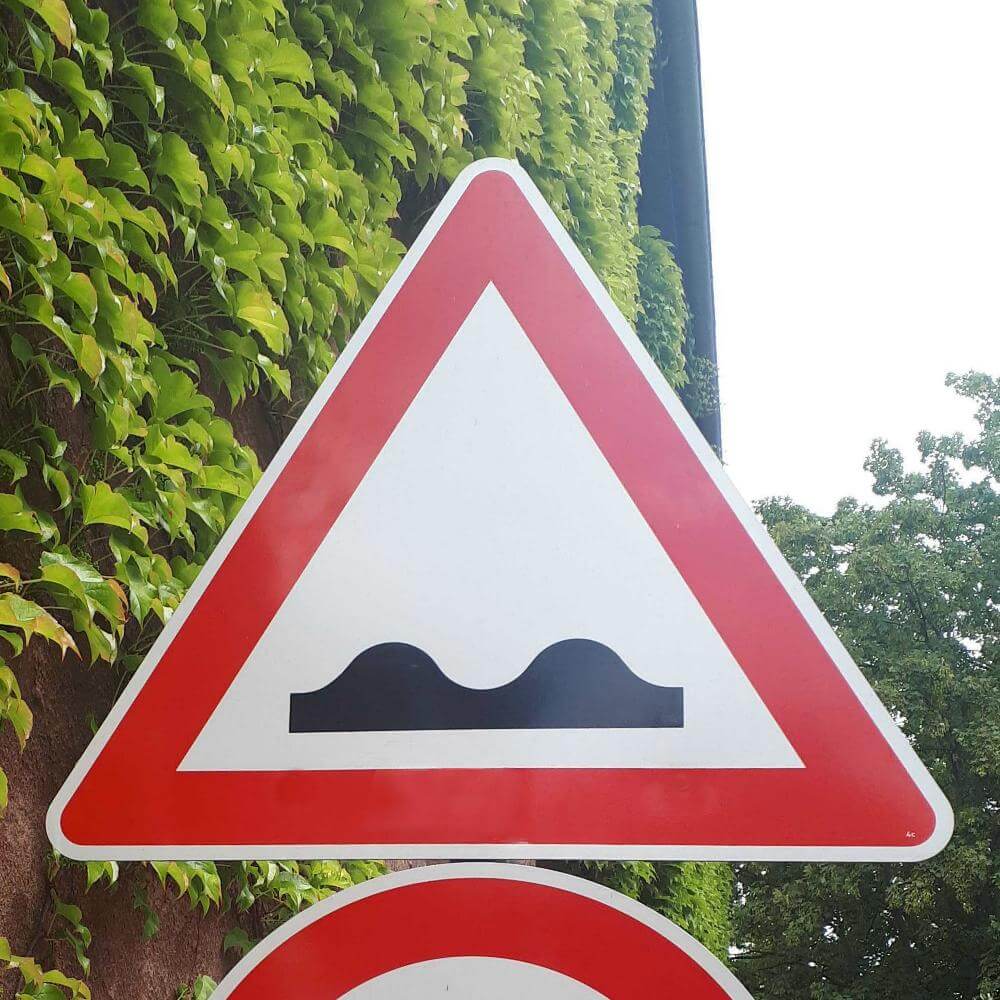 Bodenschwellen-Hinweisschild-Set zum Einbetonieren mit 1 von 4 Verkehrsschildern